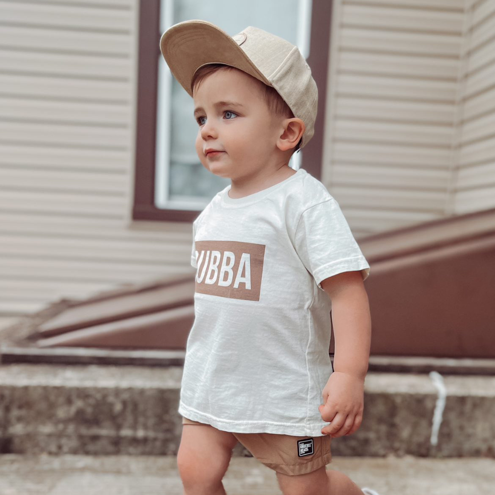 Image of Off-White Kids T-Shirt with Bubba Logo: A stylish and versatile addition to kids' wardrobes. This off-white-colored t-shirt features the distinctive Bubba logo on the front. Keep your child's style on point with this comfortable shirt, perfect for adding a touch of character to their outfits. 
